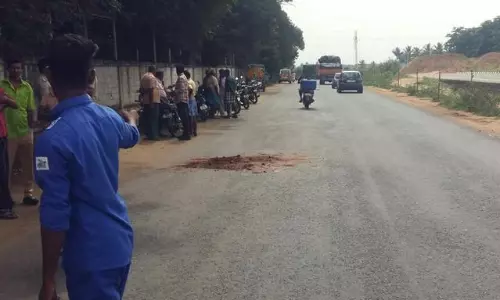 ஊத்துக்குளி அருகே ஸ்கூட்டர் மீது லாரி மோதிய விபத்தில் பள்ளிக்கு சென்று கொண்டிருந்த அக்காள்- தங்கை பரிதாபமாக பலியாயினர். அவர்களை அழைத்துச் சென்ற உறவினர் படுகாயம் அடைந்தார்.