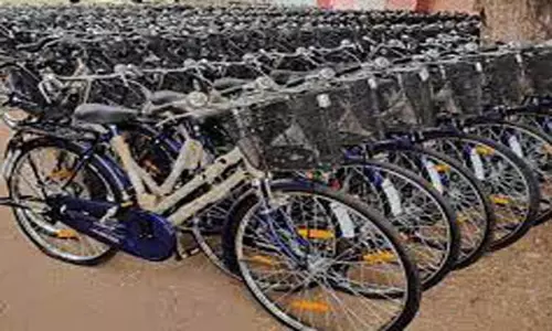 உடன்குடி தேரியூர் பள்ளியில் மாணவர்களுக்கு இலவச சைக்கிள்