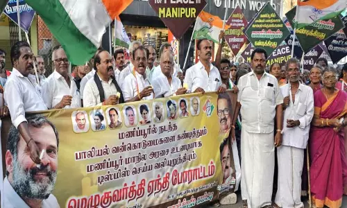 தூத்துக்குடியில் காங்கிரசார் மெழுகுவர்த்தி ஏந்தி ஆர்ப்பாட்டம்