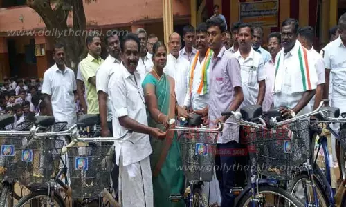 பள்ளி மாணவர்களுக்கு இலவச சைக்கிள்