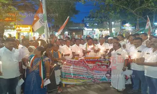 காங்கிரஸ் கட்சியினர் மெழுகுவர்த்தி ஏந்தி ஆர்ப்பாட்டம்