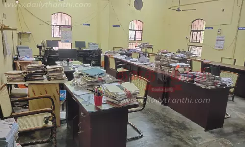 கூட்டுறவுத்துறை ஊழியர் சங்கத்தினர் போராட்டம்