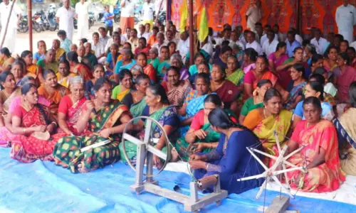 கைத்தறி நெசவாளர்கள் குடும்பத்துடன் உண்ணாவிரதம் கைத்தறி நெசவாளர்கள் குடும்பத்துடன் உண்ணாவிரதம்