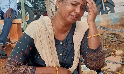 தேனி கலெக்டர் அலுவலகத்தில் உடலில் பெட்ரோல் ஊற்றி பெண் தீக்குளிக்க முயற்சி