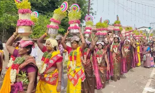 முளைப்பாரி எடுத்து பெண்கள் ஊர்வலம்