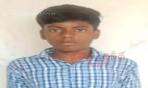 பள்ளி முடிந்து வீடு திரும்பிய பிளஸ்-2 மாணவர் வெட்டிக்கொலை