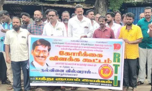 உலகளந்த பெருமாள் கோவில் குளத்தை சீரமைக்க வலியுறுத்தி விளக்க கூட்டம்