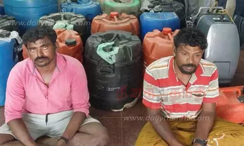 பீடி இலை- மண்எண்ணெய் கடத்த முயன்ற 2 பேர் கைது பீடி இலை- மண்எண்ணெய் கடத்த முயன்ற 2 பேர் கைது