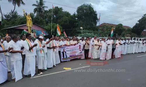 காங்கிரஸ் கட்சியினர் மெழுகுவர்த்தி ஏந்தி ஆர்ப்பாட்டம்