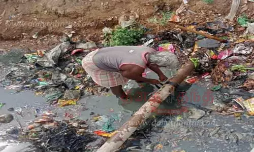 கழிவுநீர் கால்வாய் பகுதியில் குடிநீர் குழாய்கள்