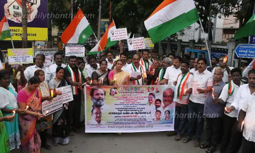 மணிப்பூர் சம்பவத்தை கண்டித்து மெழுகுவர்த்தி ஏந்தி காங்கிரஸ் கட்சியினர் ஆர்ப்பாட்டம்