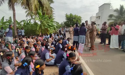 சங்ககிரி அருகே பரபரப்பு: பஸ் வசதி கேட்டு அரசு பள்ளி மாணவ- மாணவிகள் சாலைமறியல்