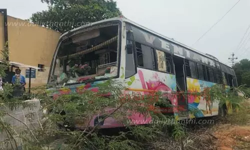 சுற்றுச்சுவர் மீது மோதியதனியார் பஸ்; டிரைவர் காயம் சுற்றுச்சுவர் மீது மோதியதனியார் பஸ்; டிரைவர் காயம்