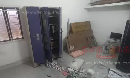 ஓமலூர் அருகே துணிகரம்: பூட்டிய வீட்டில் பீரோவை உடைத்து 30 பவுன் நகை, பணம் கொள்ளை