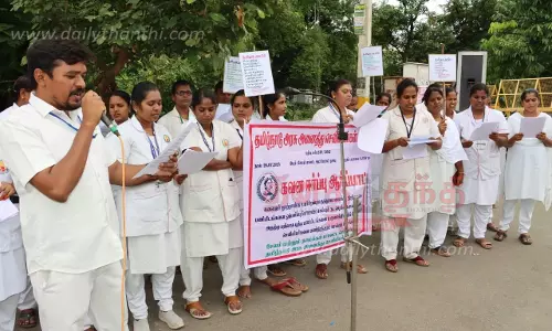 நிரந்தர பணியமர்த்தக்கோரி அனைத்து செவிலியர்கள் சங்கத்தினர் ஆர்ப்பாட்டம்