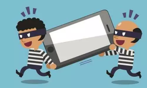 ஓட்டல் ஊழியரிடம் செல்போன்கள் திருடியவர் கைது