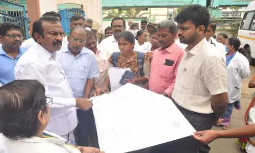 ஈரோட்டில் போக்குவரத்து நெரிசலை தவிர்க்க புதிதாக இணைப்பு சாலை வசதி ஏற்படுத்தப்படும்அமைச்சர் முத்துசாமி தகவல்