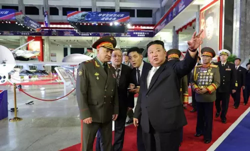 வட கொரிய அதிபருடன் ரஷிய பாதுகாப்புத்துறை மந்திரி ஷெர்ஜி ஷோய்கு சந்திப்பு வட கொரிய அதிபருடன் ரஷிய பாதுகாப்புத்துறை மந்திரி ஷெர்ஜி ஷோய்கு சந்திப்பு