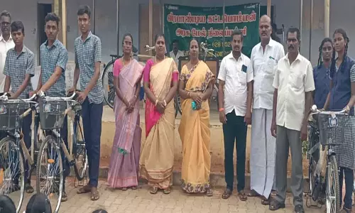 கயத்தாறு அரசு பள்ளியில் 225 மாணவ, மாணவியருக்கு இலவச சைக்கிள் வழங்கும் நிகழ்ச்சி கயத்தாறு அரசு பள்ளியில் 225 மாணவ, மாணவியருக்கு இலவச சைக்கிள் வழங்கும் நிகழ்ச்சி