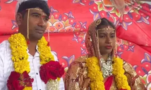 அகமதுநகர் அருகே சுடுகாட்டில் நடந்த வினோத திருமணம் அகமதுநகர் அருகே சுடுகாட்டில் நடந்த வினோத திருமணம்