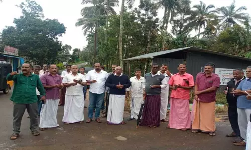 கூடலூர் அருகே மணிப்பூர் கலவரத்தை கண்டித்து மெழுகுவர்த்தி ஏந்தி போராட்டம்