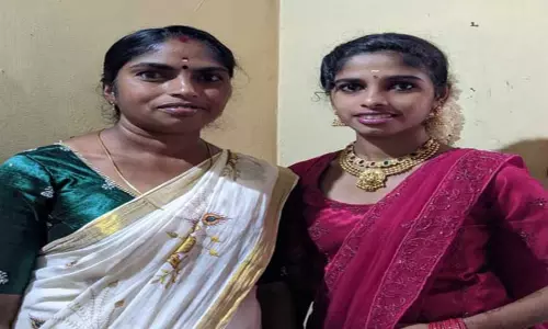 சேரம்பாடி அருகே காட்டு யானை தாக்கி கல்லூரி மாணவி உள்பட 2 போ் படுகாயம்