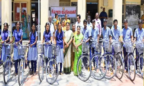 தூத்துக்குடியிலுள்ள 3 பள்ளிகளில் 339 மாணவ, மாணவிகளுக்கு இலவச சைக்கிள்:அமைச்சர் கீதாஜீவன் வழங்கினார் தூத்துக்குடியிலுள்ள 3 பள்ளிகளில் 339 மாணவ, மாணவிகளுக்கு இலவச சைக்கிள்:அமைச்சர் கீதாஜீவன் வழங்கினார்