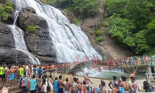 குற்றாலம் அருவிகளில் சுற்றுலா பயணிகள் உற்சாக குளியல்