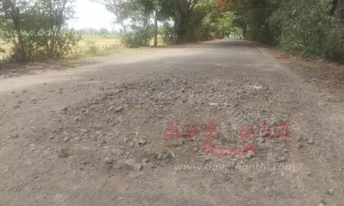 கார்களின் டயர்களை பதம் பார்க்கும் பாகூர் - கன்னியக்கோவில் சாலை