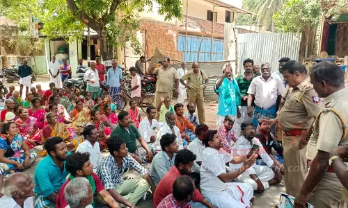 மின்மாற்றி அமைக்க வலியுறுத்தி பொதுமக்கள் சாலை மறியல்