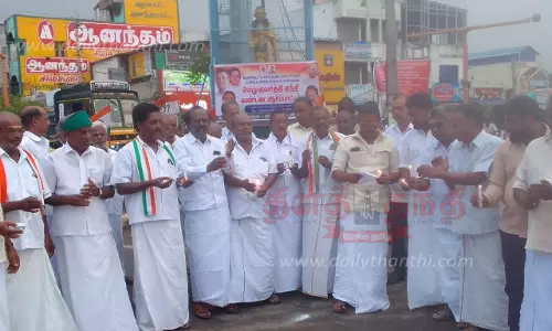 காங்கிரஸ் கட்சியினர் மெழுகுவர்த்தி ஏந்தி ஆர்ப்பாட்டம்