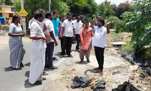 புதிய சாக்கடை அமைக்கும் இடத்தை நகராட்சி தலைவர் ஆய்வு