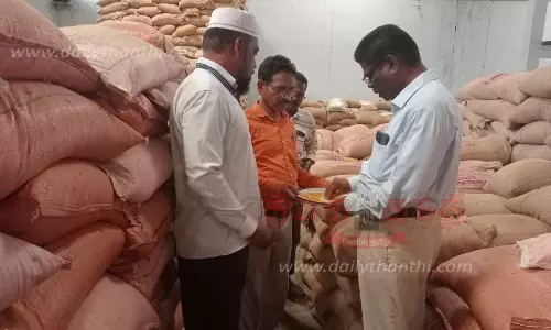 ரேஷன் கடைகளில் அதிகாரி ஆய்வு ரேஷன் கடைகளில் அதிகாரி ஆய்வு