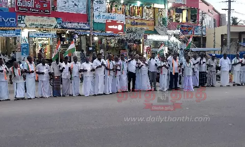 மெழுகுவர்த்தி ஏந்தி காங்கிரசார் ஆர்ப்பாட்டம்