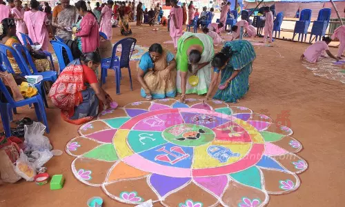 கிருஷ்ணகிரியில் பெண்களுக்கான கோலப்போட்டி கிருஷ்ணகிரியில் பெண்களுக்கான கோலப்போட்டி