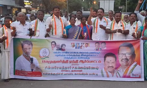 காங்கிரசார் மெழுகுவர்த்தி ஏந்தி ஆர்ப்பாட்டம் காங்கிரசார் மெழுகுவர்த்தி ஏந்தி ஆர்ப்பாட்டம்