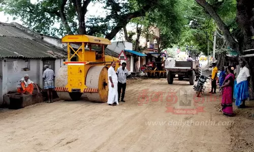 நாற்று நடும் போராட்டம் எதிரொலிஅதியமான்கோட்டையில் சேதமடைந்த சாலை சீரமைப்பு நாற்று நடும் போராட்டம் எதிரொலிஅதியமான்கோட்டையில் சேதமடைந்த சாலை சீரமைப்பு