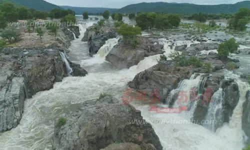 கர்நாடகாவில் திறந்து விடப்பட்ட தண்ணீர் வரத்தொடங்கியது:ஒகேனக்கல்லுக்கு நீர்வரத்து வினாடிக்கு 19 ஆயிரம் கனஅடியாக அதிகரிப்புபரிசல் இயக்க 2-வது நாளாக தடை
