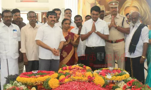 முன்னாள் ஜனாதிபதி அப்துல்கலாம் நினைவிடத்தில் பொதுமக்கள் அஞ்சலி