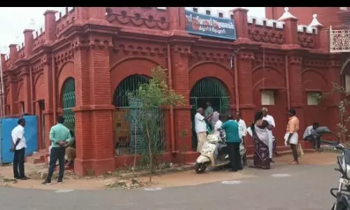 சார்பதிவாளர் அலுவலகத்தில் பத்திரப்பதிவு செய்வதில் தாமதம் சார்பதிவாளர் அலுவலகத்தில் பத்திரப்பதிவு செய்வதில் தாமதம்