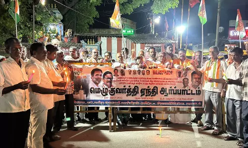 காங்கிரஸ் கட்சியினர் மெழுகுவர்த்தி ஏந்தி நூதன போராட்டம்