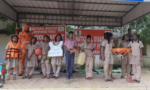 மாணவர்களுக்கு மழைக்கால தற்காப்பு  விழிப்புணர்வு முகாம்