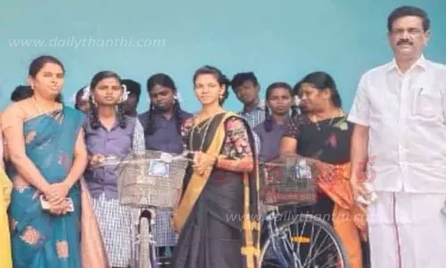 மாணவர்களுக்கு இலவச சைக்கிள்