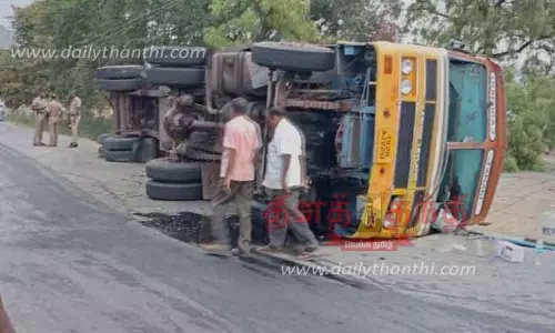 சாலையில் லாரி கவிழ்ந்து விபத்து