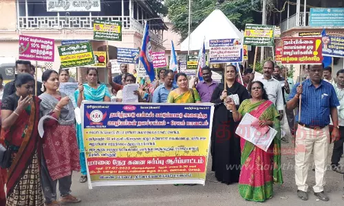 தனியார் மயமாக்குவதை கைவிடக்கோரி எய்ட்ஸ் கட்டுப்பாட்டு ஊழியர்கள் ஆர்ப்பாட்டம்