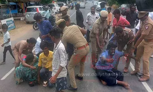 சிறுமியின் உடலை வாங்க மறுத்து உறவினர்கள் சாலை மறியல் சிறுமியின் உடலை வாங்க மறுத்து உறவினர்கள் சாலை மறியல்