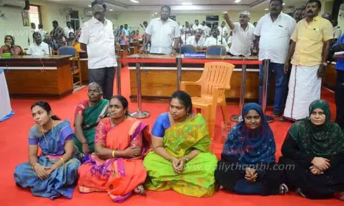 நெல்லை மாநகராட்சி கூட்டத்தில் பெண் கவுன்சிலர்கள் திடீர் தர்ணா நெல்லை மாநகராட்சி கூட்டத்தில் பெண் கவுன்சிலர்கள் திடீர் தர்ணா
