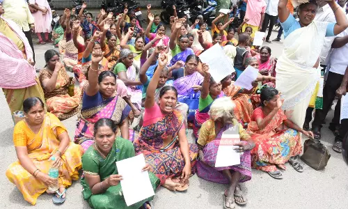 கலெக்டர் அலுவலகத்தில் பரபரப்பு: இலவச வீட்டுமனை பட்டா கேட்டு பொதுமக்கள் போராட்டம்-தரையில் அமர்ந்து கோஷமிட்டதால் பரபரப்பு