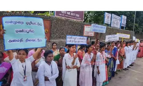 கல்லூரி மாணவிகள் மனித சங்கிலி