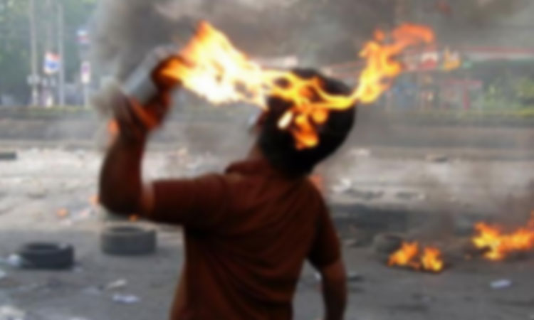 மாமனார், மருமகள் தகராறு : மதுரை அருகே நள்ளிரவில் 3 இடங்களில் பெட்ரோல் குண்டு வீச்சு